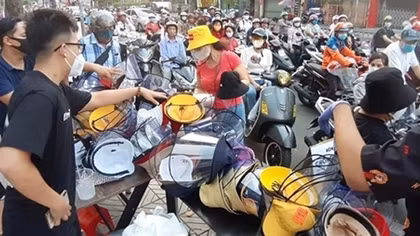 Mũ chống dịch đắt hàng
