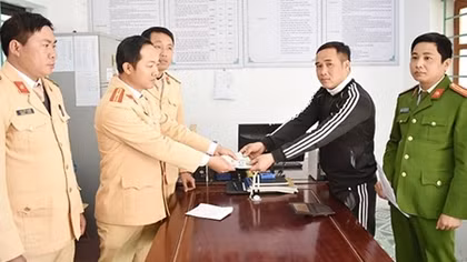 Công an huyện Kim Sơn trao trả tài sản cho người bị mất