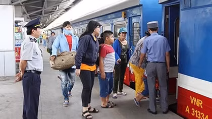Trẻ em đi tàu Tết Tân Sửu được giảm một nửa giá vé