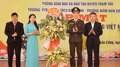 Công an tỉnh Yên Bái chúc mừng ngày Nhà giáo Việt Nam tại huyện Trạm Tấu