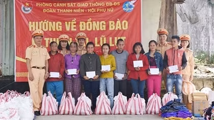 Nhiều phần quà đến với bà con vùng cao