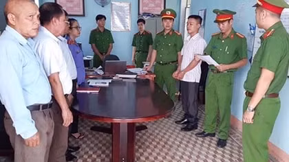 Cán bộ xã nhận hối lộ để bỏ qua cho lâm tặc