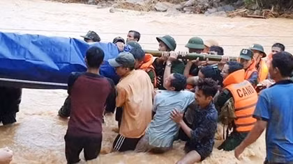 Anh đã trở về trên vai đồng đội 