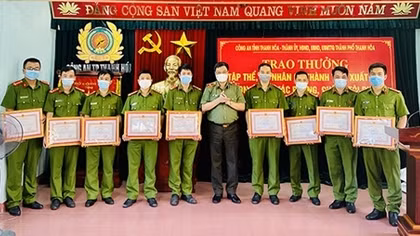 Trao thưởng cho tập thể, cá nhân có thành tích xuất sắc trong đấu tranh trấn áp tội phạm