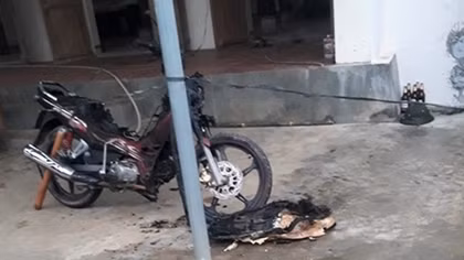 Mâu thuẫn với bố chồng, con dâu tẩm xăng đốt nhà