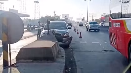 Đầu xe con bị "chẻ đôi" vì tông vào trạm thu phí