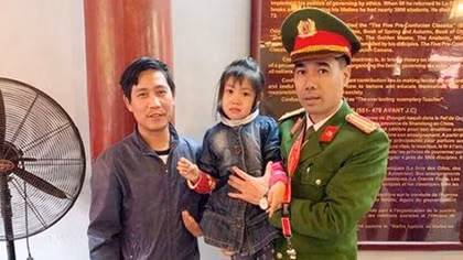 Bị lạc tại Văn Miếu, bé gái tìm đến chú công an