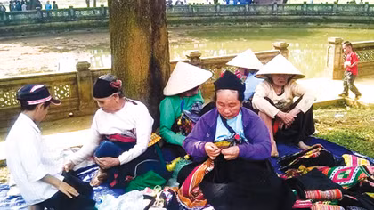 Rực rỡ chợ Tết Mường