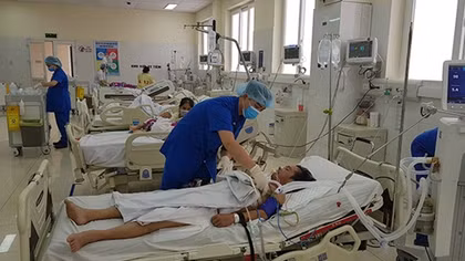 Ngã cầu thang bị thanh sắt đâm xuyên qua gan, màng phổi