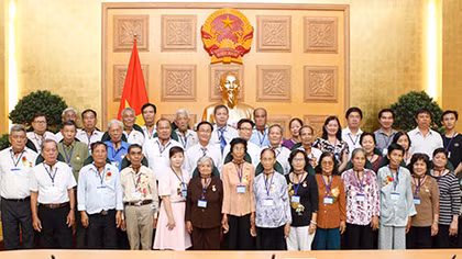 Phó Thủ tướng Vũ Đức Đam tiếp đoàn người có công tỉnh Tiền Giang