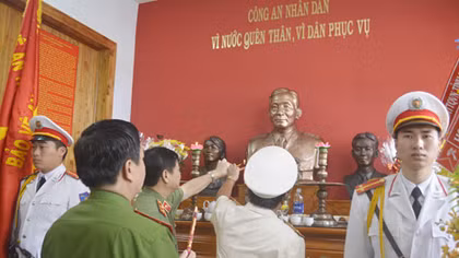 Khắc ghi công ơn người anh hùng
