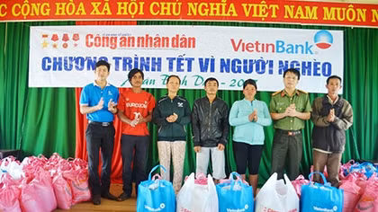 Ấm áp tình người chuyến quà ngày giáp Tết