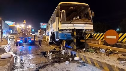 Xe chở công nhân lao vào trạm thu phí, nhiều người nhập viện 