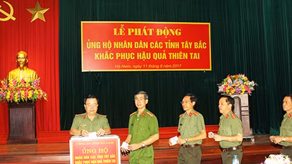 Công an Hà Nam ủng hộ nhân dân vùng lũ các tỉnh Tây Bắc