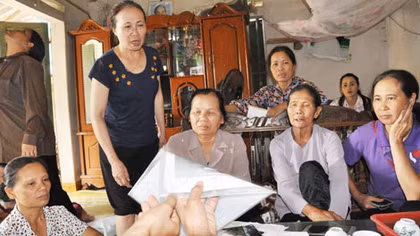 Hàng trăm con người sống thấp thỏm dưới đường điện cao thế