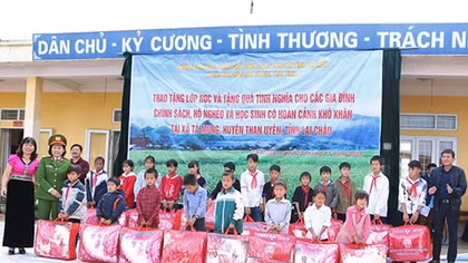 Công an các địa phương triển khai nhiều hoạt động tình nghĩa