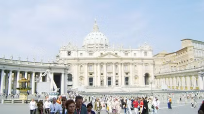 Với người ăn mày ở Thánh đường Vatican