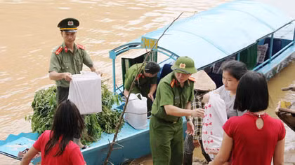 Báo CAND và gia đình ông Võ Văn Bảy đến với bà con vùng tâm lũ 