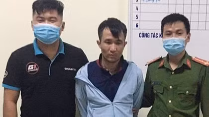 Công an xã bắt đối tượng truy nã trong lúc tuyên truyền chống dịch