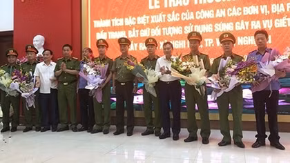 Khen thưởng vụ bắt đối tượng bắn chết 2 người ở Nghệ An