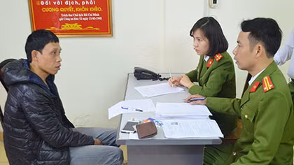Làm thủ tục cấp thẻ căn cước, phát hiện đối tượng có 3 lệnh truy nã
