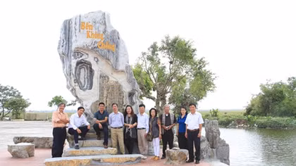 Tượng đài “Bến không chồng”