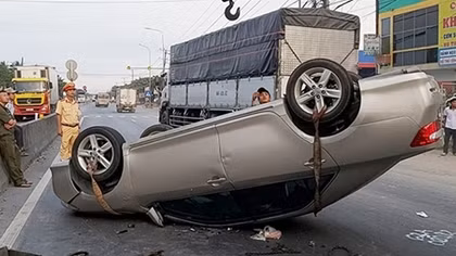 Xe con lật ngửa trên QL1A, nhiều người may mắn thoát nạn