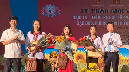 Trao giải vòng loại cuộc thi “Học tập và làm theo tư tưởng đạo đức, phong cách Hồ Chí Minh” 