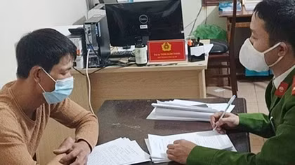 Xử phạt 2 người đưa khách tham quan chùa Hương bất chấp lệnh cấm