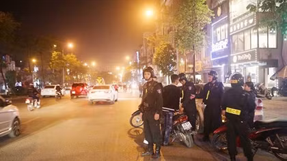 Điểm tựa vững chắc trong đêm của người dân Hà Nội