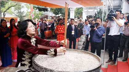 Phó Chủ tịch nước Đặng Thị Ngọc Thịnh dâng hương tưởng nhớ Hai Bà Trưng