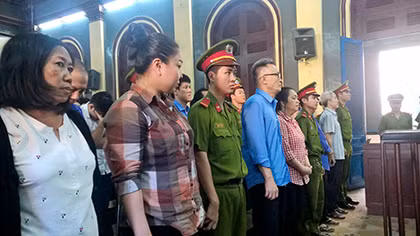 28 cựu cán bộ hải quan ra tòa vì tiếp tay cho buôn lậu
