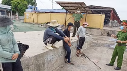 Phạt 8 triệu đồng 4 người đi câu cá trong ngày dịch
