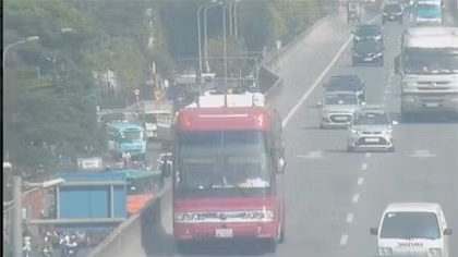 Xử phạt xe khách biển Lào đi lùi trên đường vành đai 3