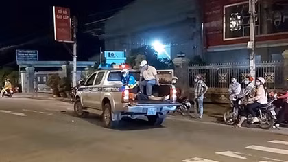 CSGT dùng xe đặc chủng đưa nạn nhân đi cấp cứu