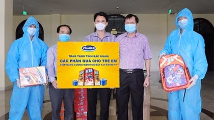 Vinamilk tặng sữa và 3.000 phần quà cho trẻ em đang cách ly