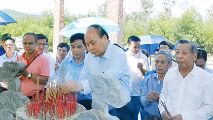Thủ tướng dâng hương tưởng niệm các anh hùng liệt sĩ