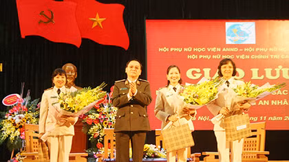 Nữ giảng viên xuất sắc và niềm đam mê truyền lửa cho sinh viên