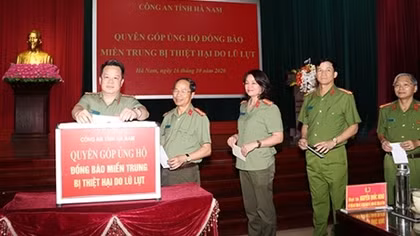 Công an tỉnh Hà Nam phát động CBCS ủng hộ đồng bào miền Trung bị lũ, lụt
