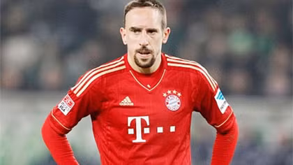 Vì sao Ribery... ném áo?