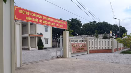 Kỷ luật Phó bí thư xã "gửi" vợ vào hộ nghèo