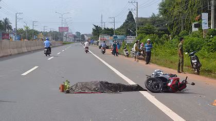 Đâm vào khúc củi, ngã văng sang làn đường ô tô bị cán tử vong