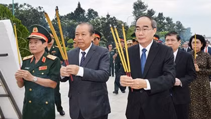 Phó Thủ tướng Thường trực dâng hương tưởng nhớ các anh hùng liệt sĩ