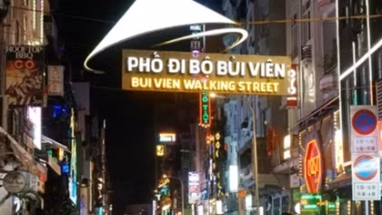 Nghề “lai dắt” ở phố Tây