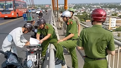 Người đàn ông bỏ xe nhảy xuống sông Tiền mất tích sáng 29 Tết