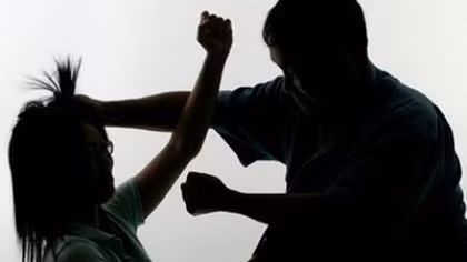 Bị chồng đánh vì mê bài bạc lô đề