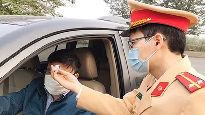 Cục CSGT kiểm tra thân nhiệt cá nhân đến làm việc