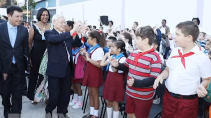 Tổng Bí thư thăm, tặng quà Trường tiểu học Võ Thị Thắng ở La Habana