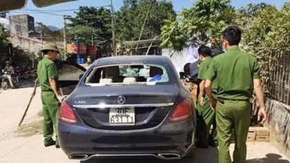 Lộ diện chủ nhân xe Mercedes bỏ bên đường với nhiều vết máu
