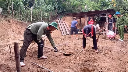 Hỗ trợ làm nhà cho hộ nghèo ở xã Mù Cả